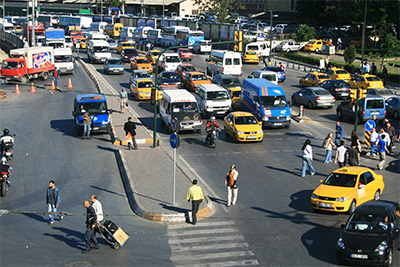 Una compleja mezcla de usuarios de la red vial - Estambul, Turquía
